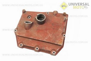 Крышка блока двигателя правая (со стороны заводного рычага), 8 отверстия , чугунная R190N/195NM Тип №1. Китай (Мотоблочный двигатель 190/195N / UM6032-V27)